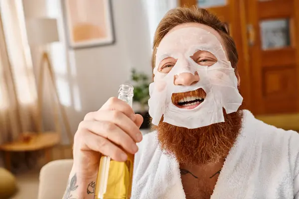 Homme Dans Masque Facial Tient Une Bouteille Ours Sourit Joyeusement — Photo