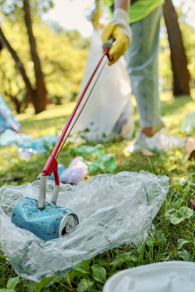 Социально активная любящая пара в защитных жилетах и перчатках мыла траву в парке вместе.