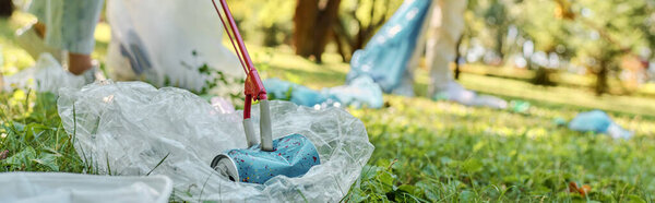 обрезанный вид любящей пары уборки в парке.