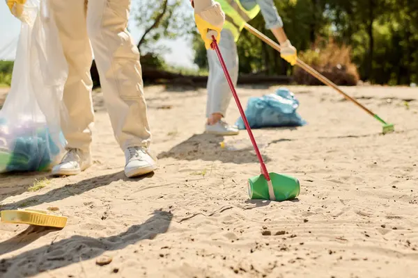 Eine Bunt Gemischte Gruppe Von Menschen Steht Vereint Einem Sandstrand — Stockfoto