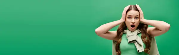 Kobieta Dwudziestce Zakrywa Uszy Dłońmi Studio Szukając Wytchnienia Hałasu — Zdjęcie stockowe