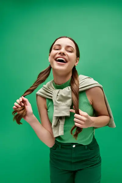 Spokojna Młoda Kobieta Dwudziestce Długimi Włosami Studio Zielonym — Zdjęcie stockowe