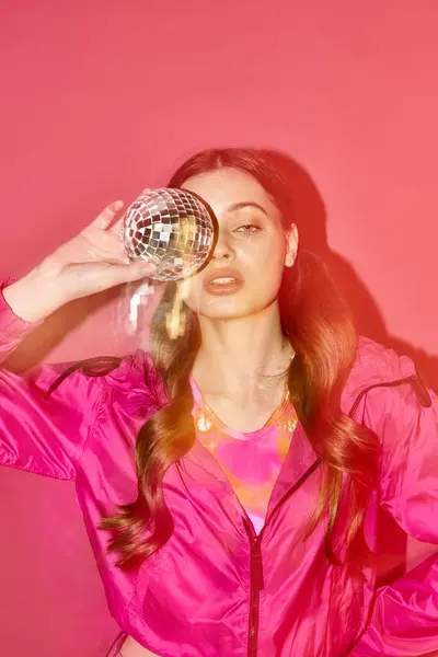 20多岁的年轻女子穿着时髦的粉色夹克 欢快地在充满活力的工作室里举行迪斯科舞会 — 图库照片
