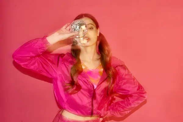 Junge Frau Ihren Zwanzigern Einem Schicken Rosafarbenen Sakko Hält Eine — Stockfoto