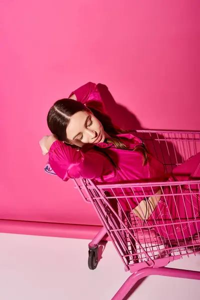 Young Stylish Woman Her 20S Sitting Pink Shopping Cart Pink — Stock Photo, Image