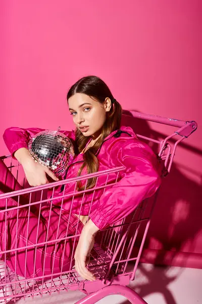 Stylish Young Woman Her 20S Sits Shopping Cart Holding Disco — Stock Photo, Image