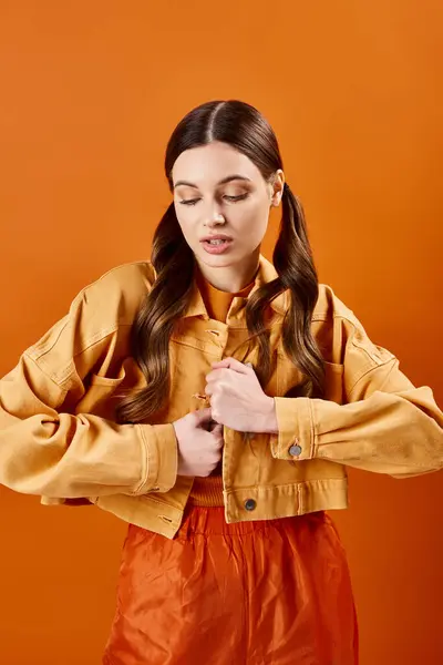 Красивая Молодая Женщина Лет Одетая Оранжевую Рубашку Брюки Заднем Плане — стоковое фото