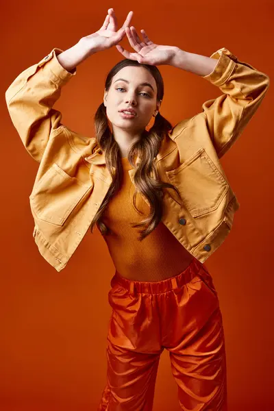 Tyylikäs Nainen Hänen 20S Yllään Keltainen Takki Oranssi Housut Aiheuttaa — kuvapankkivalokuva