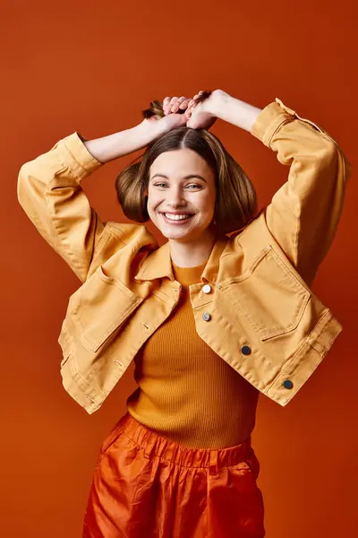 Junge Stylische Frau Ihren Zwanzigern Leuchtend Gelber Jacke Und Orangefarbener — Stockfoto