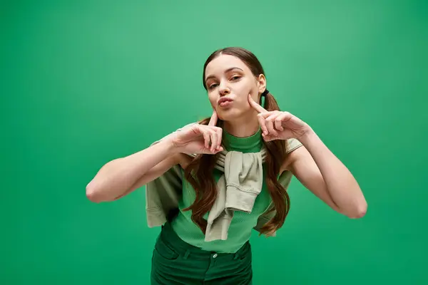 Uma Jovem Bela Mulher Anos Posa Uma Camisa Verde Para Fotos De Bancos De Imagens Sem Royalties