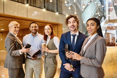 Bir grup iş adamı bir çemberin içinde durmuş, fikirleri tartışıyor ve birlikte çalışıyorlar..
