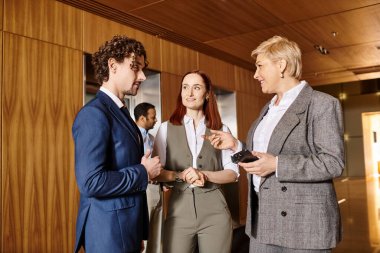 Çok kültürlü iş adamları canlı bir tartışma içindeler..