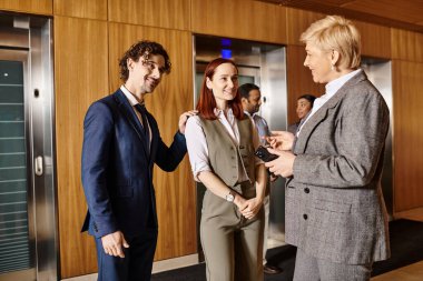 Çeşitli iş adamları bir araya toplanmış fikirleri tartışıyor..