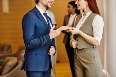 Resmi giyinmiş ırklar arası bir çift yan yana durur..