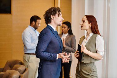 Bir erkek ve bir kadın derin bir sohbete girişir..