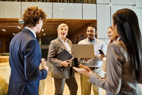 Diverse Group Business People Standing Circle Discussing Collaborating — Stock Photo, Image