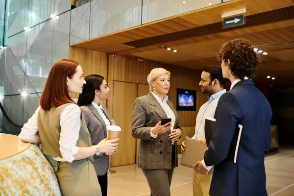 Çok kültürlü iş adamları bir çember içinde duruyor, işbirliği yapıyor ve fikirleri tartışıyorlar..