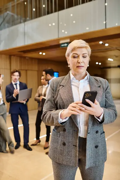 Interracial Businesswoman Suit Checking Her Phone — Stock Photo, Image