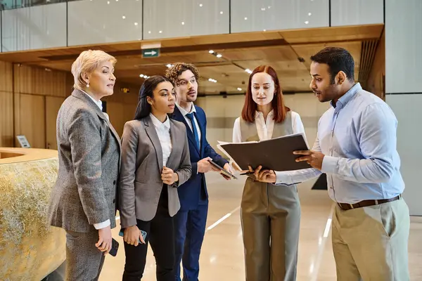 Çeşitli iş adamlarından oluşan bir grup birlikte iş birliği yapıyor ve strateji kuruyorlar..