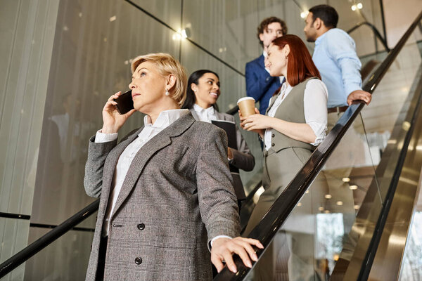 Специалисты мультикультурного бизнеса спускаются по лестнице в унисон.