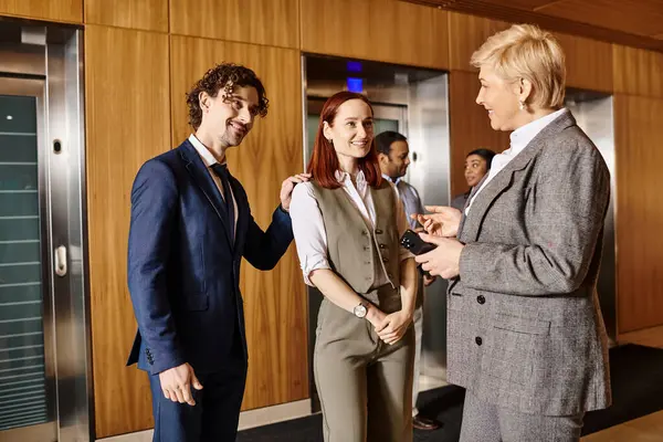 Çeşitli iş adamları bir araya toplanmış fikirleri tartışıyor..