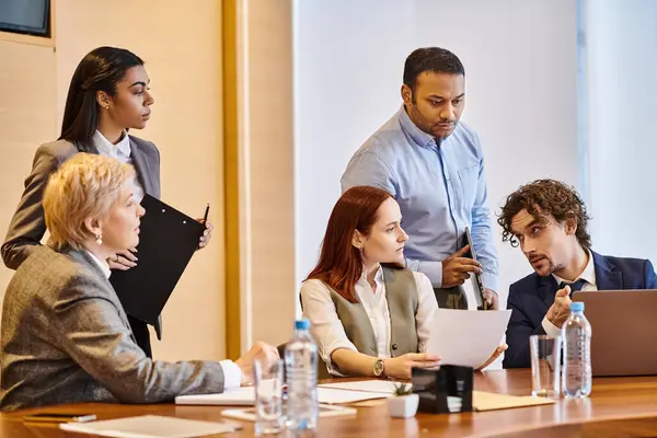 Grupo Diverso Profissionais Negócios Que Colaboram Mesa Conferência — Fotografia de Stock