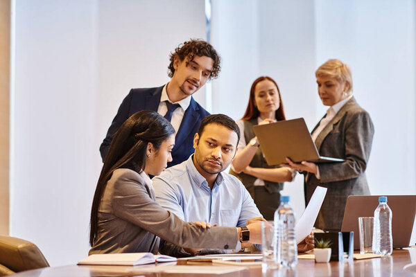 Equipo Empresarial Multicultural Que Colabora Torno Mesa Conferencias — Foto de Stock
