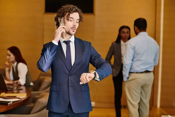 Ein Mann Anzug Unterhält Sich Intensiv Auf Einem Handy — Stockfoto