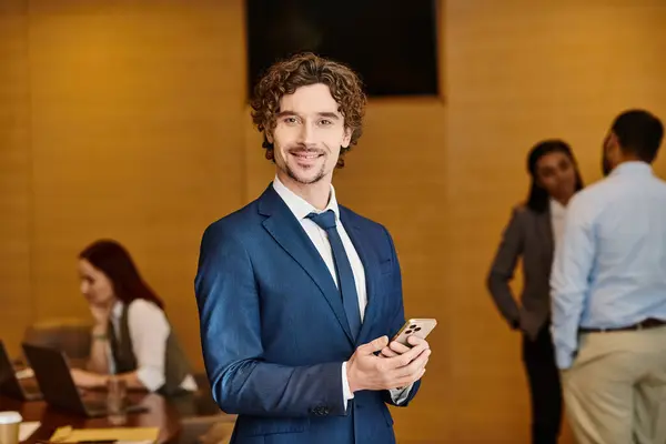 Suited Man Confidently Holds Cell Phone Embodying Corporate Professionalism Digital — Stock Photo, Image