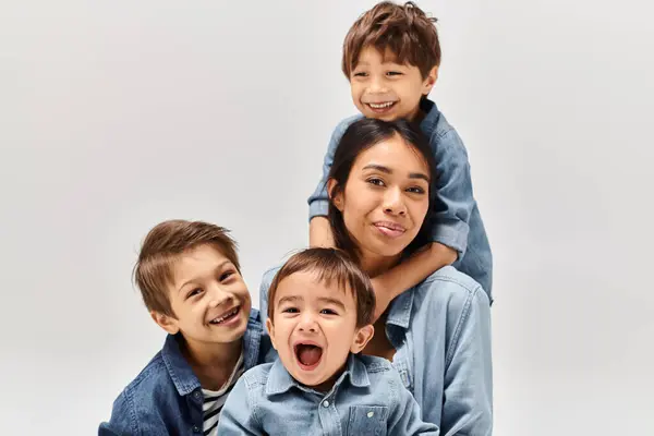 Grupo Crianças Incluindo Uma Jovem Mãe Asiática Seus Filhinhos Vestidos — Fotografia de Stock