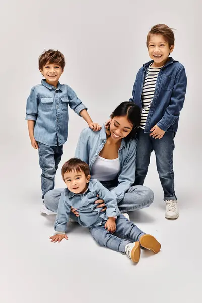 Ung Asiatisk Mor Hendes Små Sønner Alle Klædt Denim Slå - Stock-foto