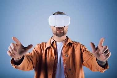 Sanal gerçeklik kulaklığı takan bir adam stüdyo ortamında Metaverse 'in dünyasını yaşıyor..