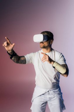 Beyaz gömlek ve beyaz şort giyen VR kulaklık takan bir adam stüdyo ortamında metaevreni keşfediyor..