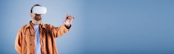Ein Mann Orangefarbenem Hemd Studio Eingetaucht Die Virtual Reality Erfahrung — Stockfoto