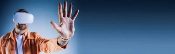Мужчина Наушниках Завязанными Глазами Поднимает Руки Студии Изображая Сюрреалистический Захватывающий — стоковое фото