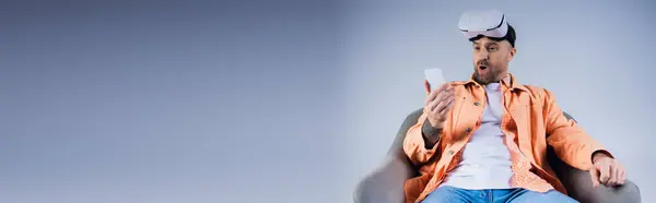 Turuncu Gömlekli Bir Adam Cep Telefonunu Kendine Güvenerek Elinde Tutuyor — Stok fotoğraf