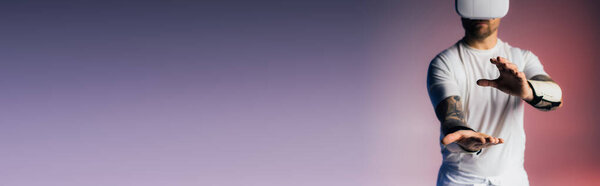 Мужчина уверенно стоит в белой рубашке, излучая чувство тайны и интриги в сюрреалистической обстановке студии.