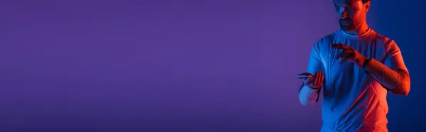 Человек Умных Очках Уверенно Стоит Перед Ярким Фиолетовым Фоном Олицетворяя — стоковое фото