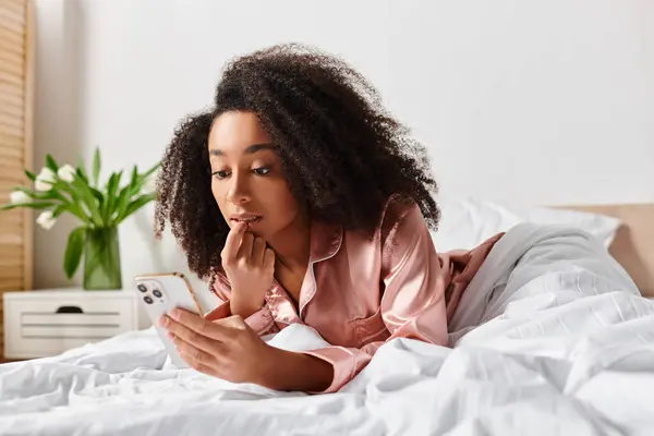 Lockig Afroamerikansk Kvinna Pyjamas Ligger Sängen Uppslukad När Hon Tittar — Stockfoto