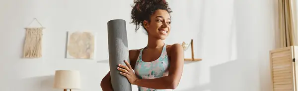 Femme Afro Américaine Frisée Tenue Active Tenant Tapis Yoga Dans — Photo
