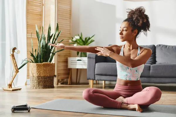 Eine Lockige Afroamerikanerin Activwear Praktiziert Yoga Einer Heiteren Wohnzimmeratmosphäre — Stockfoto