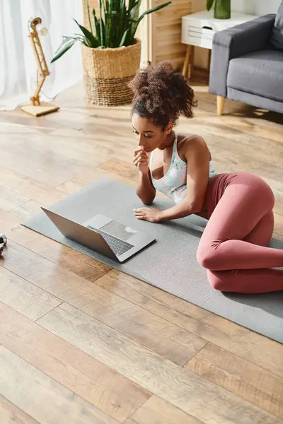 Kıvırcık Saçlı Amerikalı Bir Kadın Evde Dizüstü Bilgisayar Kullanırken Yoga — Stok fotoğraf