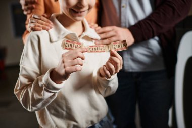Bir grup mutlu aile ferdi bir çemberde duruyor, sinemada birbirlerine eşlik ederek eğleniyorlar..