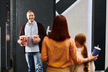 Mutlu bir aile sinemanın etrafında toplanır, filmin başlamasını beklerken birbirlerine eşlik ederler..