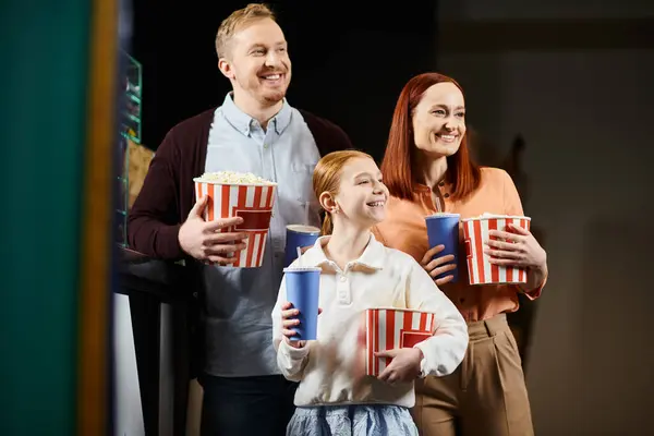 Uma Família Feliz Unida Compartilhando Momento Cinema Valorizando Vínculo Que — Fotografia de Stock