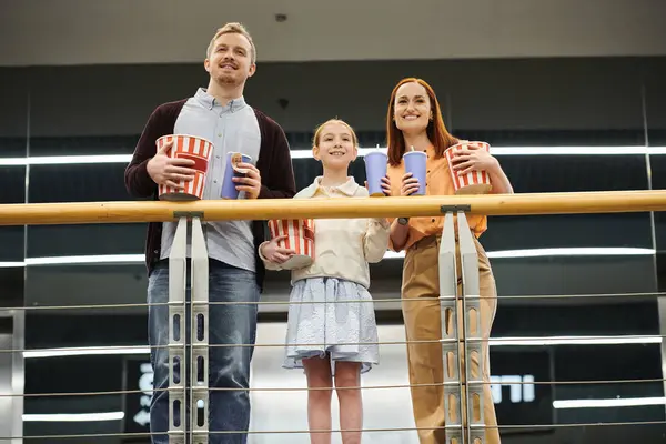 Pais Uma Criança Alegremente Segurando Bebidas Desfrutando Passeio Cinema Juntos — Fotografia de Stock