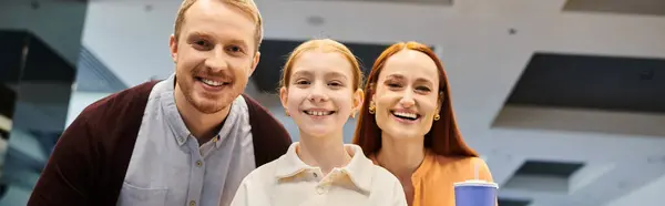 Eine Glückliche Familie Steht Nebeneinander Und Genießt Einen Tag Kino — Stockfoto