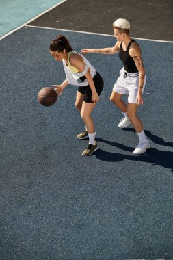 Basketbol sahasında kendine güvenen iki atletik kadın..