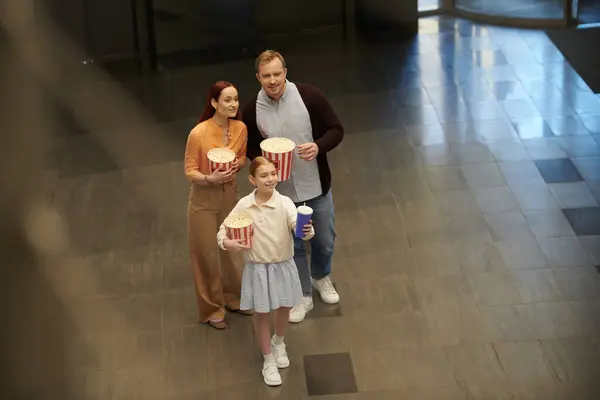 男男女女和一个小女孩站在一起 体现了电影中的家庭团聚和欢乐 — 图库照片