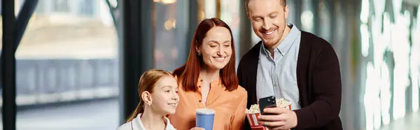 家族は一緒に立って 映画館で喜びとトータルさを共有する — ストック写真